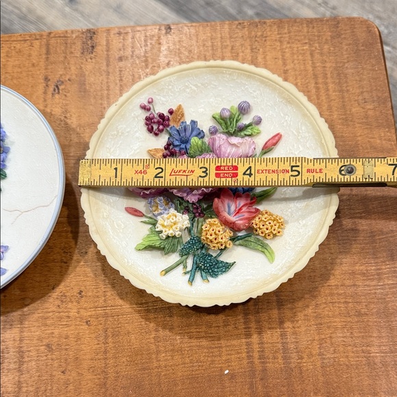 Floral Wall Plaques with 3 Dimensional Flowers. EUC - Picture 6 of 10